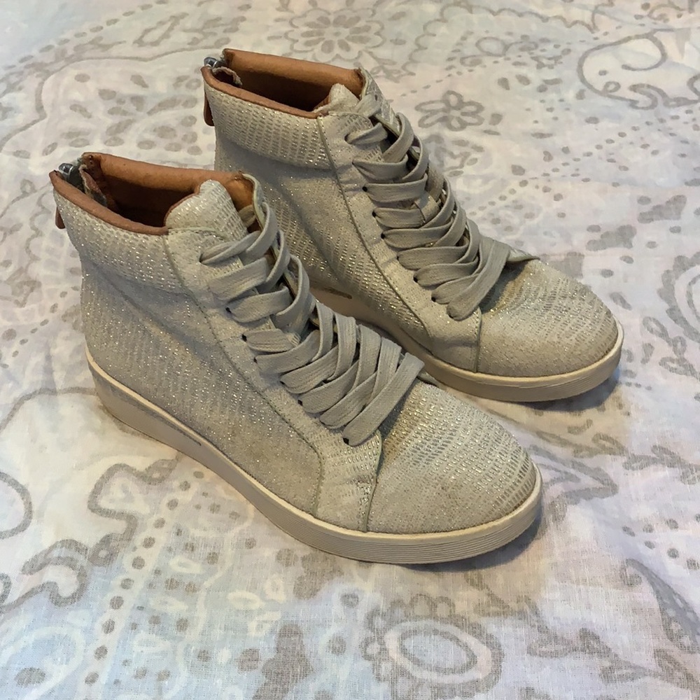 Gentle Souls By Kenneth Cole Helka Silver Glittery High Top Sneakers Size 6